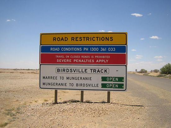 Das Schild zeigt an ob die Tracks befahrbar und offen sind. Nach starken Regenfaellen kann es vorkommen das die Strassen geschlossen werden, weil es lebensgefaehrlich sein kann. Die Strassen koennen dann ueberflutet oder aufgerissen sein.