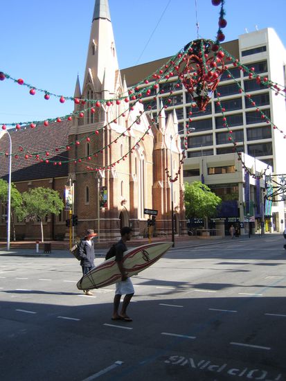 Weihnachtsfeeling in Perth: Geschmueckte Strassen und Surfer kommen vom Strand