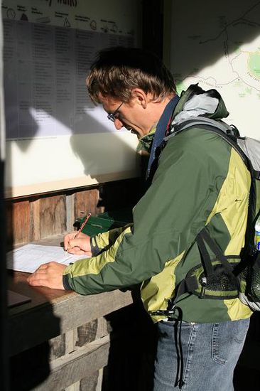 Um nicht verloren zu gehen, sollte man sich im Wanderregistrierbuch mit seinem Ziel eintragen und Abends wieder austragen.