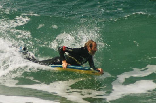 An alle die sich schon mit 40 Jahren alt fuehlen, nehmt Euch ein Beispiel an diesem fitten Surfopa