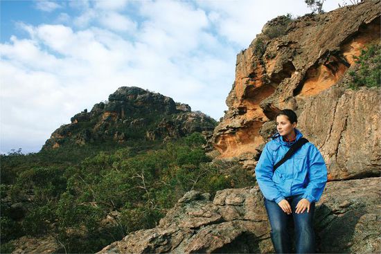 Claudia wieder Gluecklich die Aussicht am Manja Shelter geniessend.