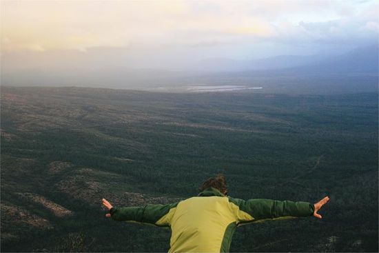 Sven versucht zu fliegen. Die Aussicht ist gigantisch. Wir beobachten wie Regen ueber die Ebene zieht.