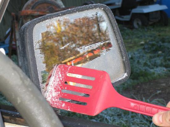 Ein moderner Eiskratzer, der sich auch als Steakwender sehr gut eignet