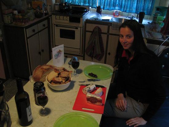 Claudias Geburtstag, einer der wenigen freien Tage. Wir feierten mit gutem Wein und hausgemachtem Kaese aus Milawa.