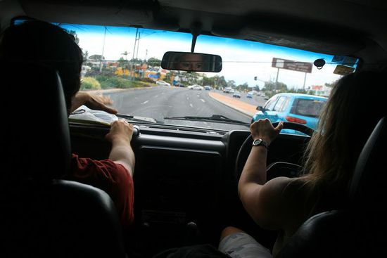 Sven haelt sich vor Angst fest und symbolisiert "slow down" 