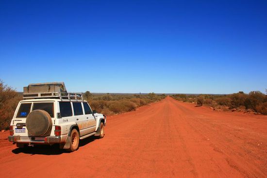 Um von den West Macs zum Kings Canyon zu gelangen muss man ein Permit kaufen um den Mereenie Loop fahren zu koennen. Das ist eine Gravel Road die gut durchschuettelt und quer durch Aborigines Gebiet fuehrt.