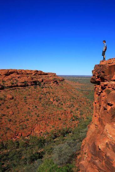 ... und Abgruenden ohne Gelaender und Absperrungen. Sven an der Abgrundkante mit leichtem Schwindelgefuehl...