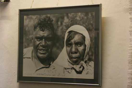Namtjira mit seiner Frau. Er zeichtnete wunderschoene Aquarelle der West Mac Donnell Ranges und machte so diese Gegend den Australiern in den grossen Staedten bekannt.