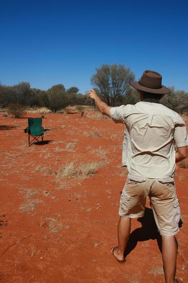... wir begannen das Spiel "Wirf den Stein in den Stuhl" zu spielen. Jeder hat 5 Steine zur Verfuegung und bei wem die meisten im Stuhl liegen bleiben hat gewonnen.