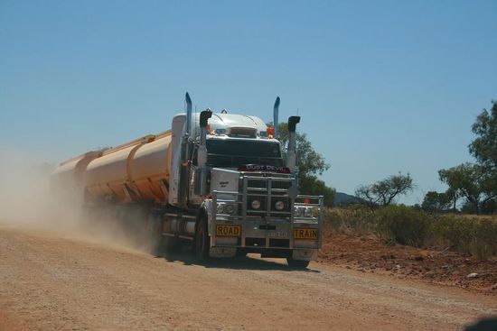 Wenn diese Kolosse einem entgegenkommen wird man so eingestaubt, dass man die Strasse und alles um einen herum nicht mehr sieht. Alles nur roter Staub.