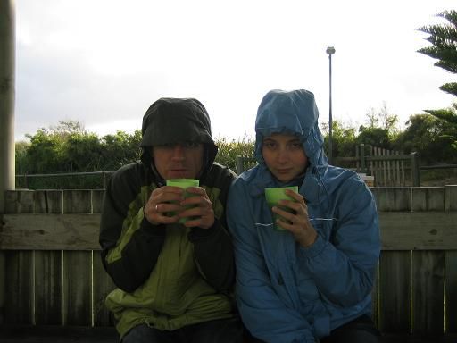 Fruehstueck bei Wind und Regen open Air.