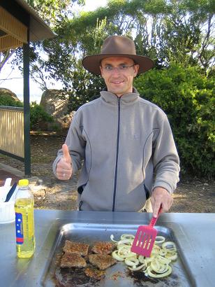 BBQ am Nachmittag. Diese Grillplaetze gibt es ueberall im Land. Aussies lieben ihr Barbie.