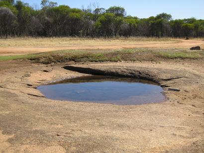 Wasserloecher die fuer die Ureinwohner frueher lebensnotwendig waren.