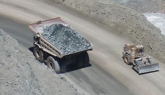Hier ein Vergleich welche riesen Fahrzeuge dort unterwegs sind. Die Supertracks fahren in 12 Stunden Schichten in einer Fuhre 225 Tonnen Material nach oben. Davon sind nur etwa 450 Gramm Gold enthalten.