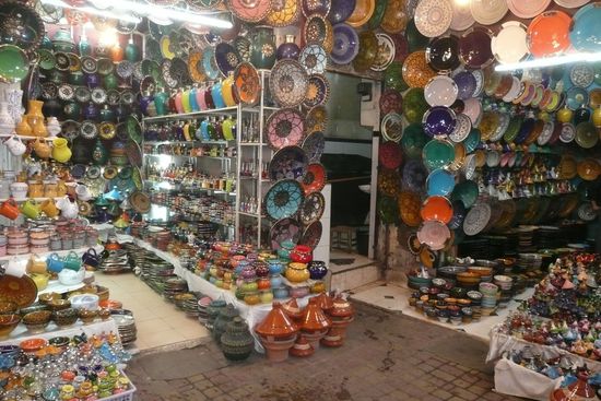 Sich-Treiben-Lassen zwischen Schuhen, Schmuck und Keramik