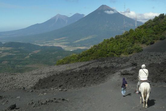 Vulkan Pacaya mit atemberaubenden Ausblicke auf die umliegenden Vulkane - Agua, Acatenango, Fuego