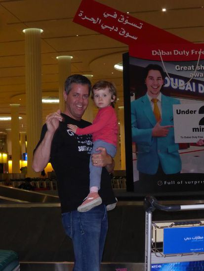 Angekommen - Sascha & Elisa warten auf die Koffer