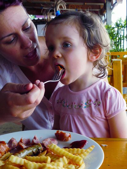 Würstchen mit Pommes und Ketchup - gesunde Ernährung fürs Kind!
