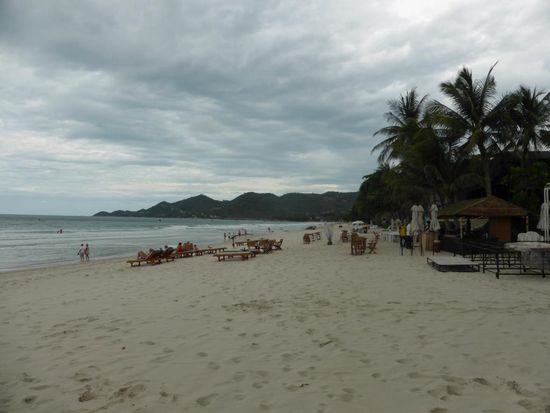 Unser Strandabschnitt
Blick nach rechts - Weisser Sand und ein stark bewölkter Himmel