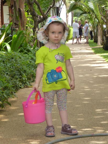 Auf dem Weg zum Strand! Gerüstet mit Eimer, Schippchen und Förmchen