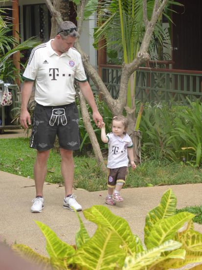 Und hier geht's schon zielstrebig mit Papa zum Frühstück!
