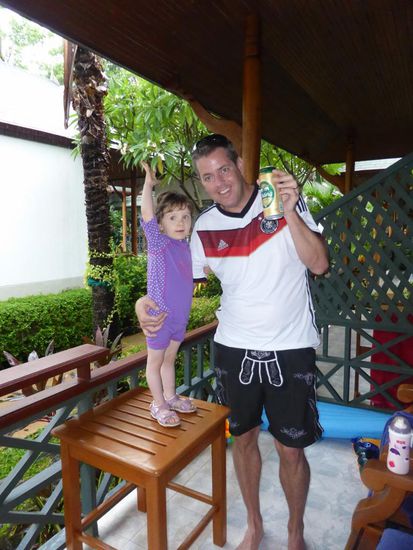 Hier wird auf den Sieg bzw. auf den kommenden Weltmeister aus Deutschland angestoßen!