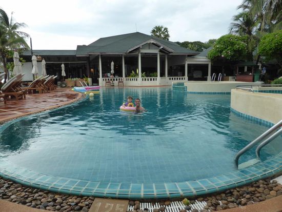 Nach dem Regen die 1. im Pool 