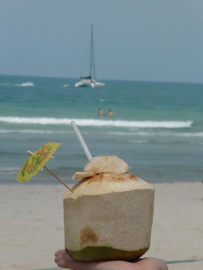 Leckere Kokosnuss am Strand