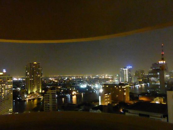 Wunderschöner Ausblick von unserem Zimmer auf den Fluß bei Nacht