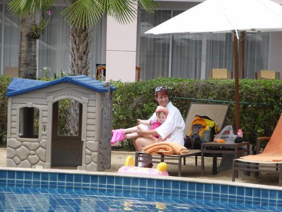 Das Spielhäuschen am Kinderpool war gleich von unserer Madame in Beschlag.