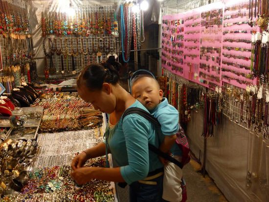 So kann man sein Kind abends auch "hinlegen" Der Kleine schläft tief und fest
