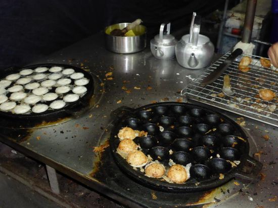 Ganz leckerer Nachtisch... KANOM KROK wie kleine runde Waffelbällchen, innen mit einer Art Kokosnuss-Reisfüllung (süß) Haben wir noch nicht gekannt. Schmeckt lecker! Kommentar Elisa dazu: "Schmeckt wie Kaiserschmarrn"