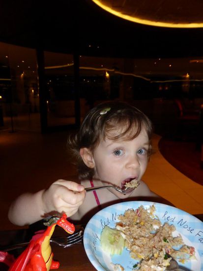 Khao Pad... Reis mit Gemüse und Garnelen...
Eines von Elisa's Lieblingsgerichten mittlerweile!