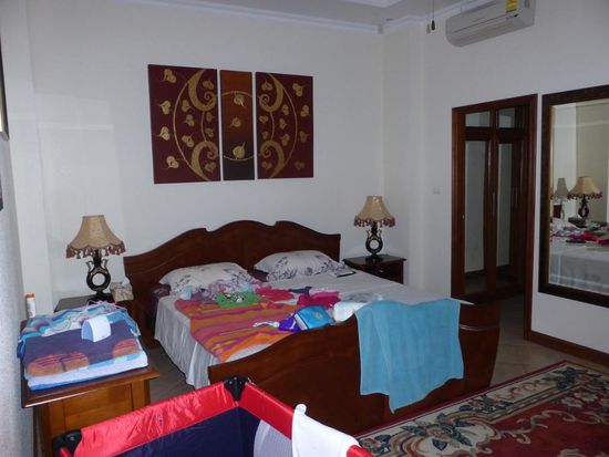 Schlafzimmer Elisa. Wir haben genau das selbe Schlafzimmer (mit 2. Bad) auf der anderen Seite des Hauses. Das Bett bei Elisa dient nur als Wickelkommode.