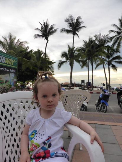 Elisa bei den heißgeliebten "Palmel" = Palmen, danach gibt's Nachtisch