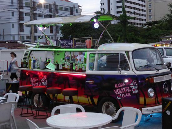 Cocktail-Bar am Straßenrand