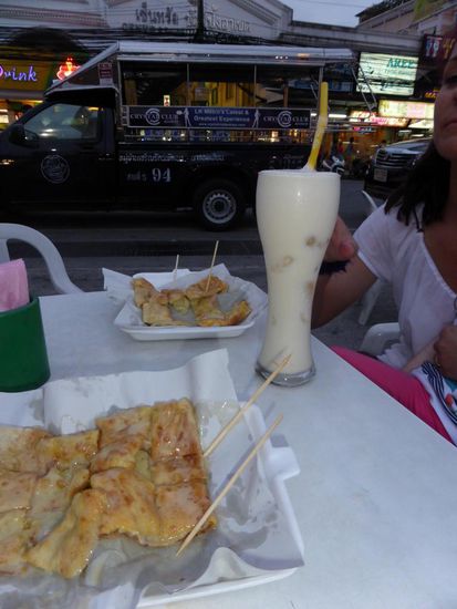 Anmerkung von Sascha:
Man beachte den Pina Colada Behälter: Ein Cocktail im Weißbierglas !Passt scho! 