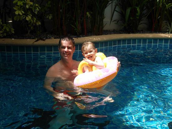 Ein Hallöchen an die zwei Oma's und Opa's daheim!