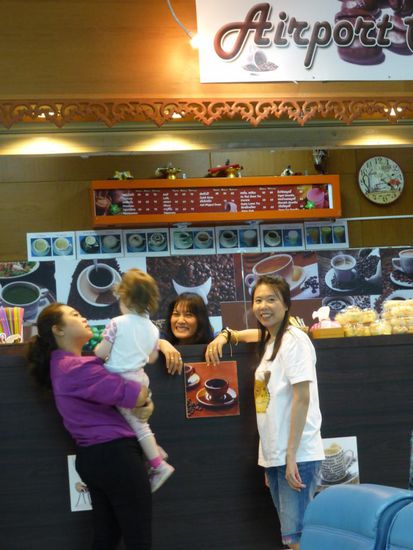 Elisa war beschäftigt vor dem Abflug! Kostenlose Babysitter in Hülle und Fülle 