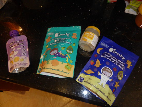 Baby (Kleinkinder)-Nahrung...meine Ausbeute der letzten Tage aus den Supermärkten. Auswahl ist nahezu 0! 
Das Minigläschen von Heinz ist Ei mit Vanillesoße...na ja