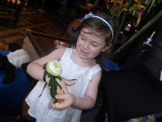 Blumenarmband für Elisa bei Ankunft im Hotel