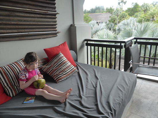 Kokosnuss trinken auf dem Balkon