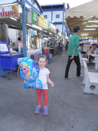 Elisa &amp; Elsa auf dem Nachtmarkt 