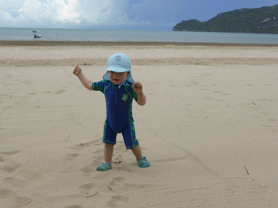 Fehlt eigentlich nur noch das Surfbrett unterm Arm, oder?