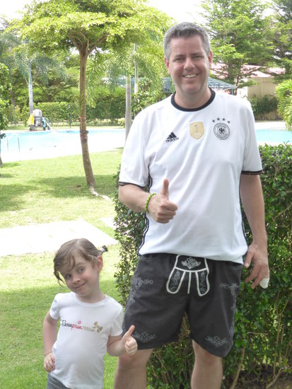 .....und die Rasenprinzessin mit Papa auch! Achtelfinale wir kommen...