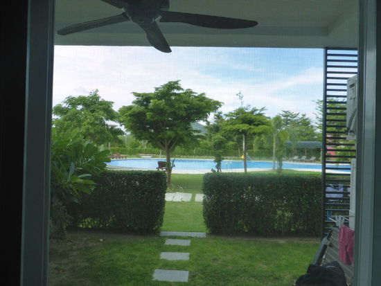 Aussicht vom Wohnzimmer auf die Poolanlage &amp; den Garten