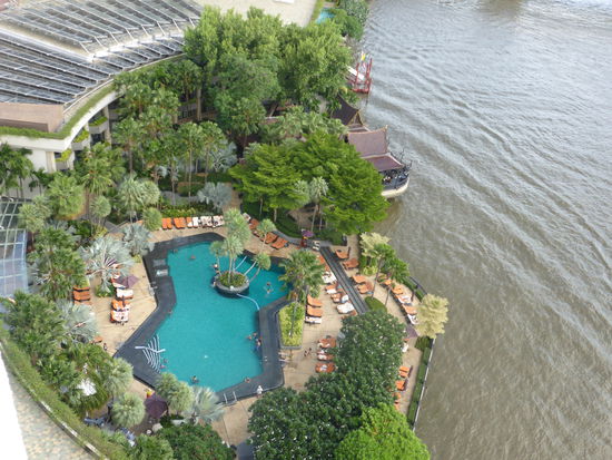 Die Poolanlage vom Balkon