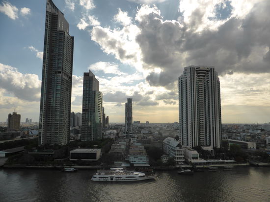 Gegenüber das Hotel Peninsula