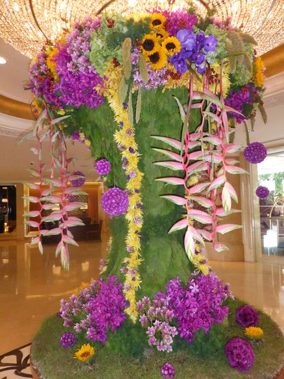 Hotel-Lobby im Shangri-La... Die Blumen sind ALLE ECHT