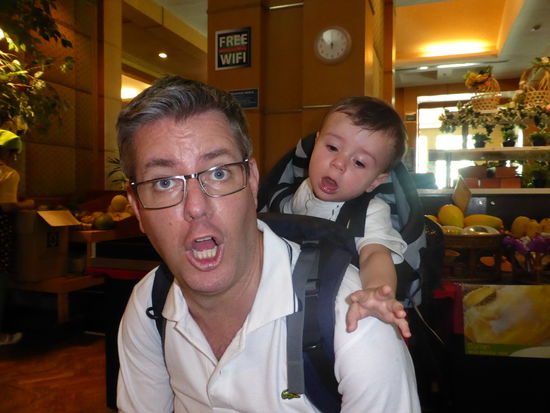 ...wieder unten beim inkludierten Obstbuffet. Die zwei haben wohl einen Vitaminschock 